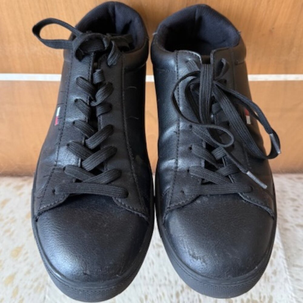 Pre-Loved Tommy Hilfiger Men's Black Leather Brecon CloseoutSneakers - Size 9.5